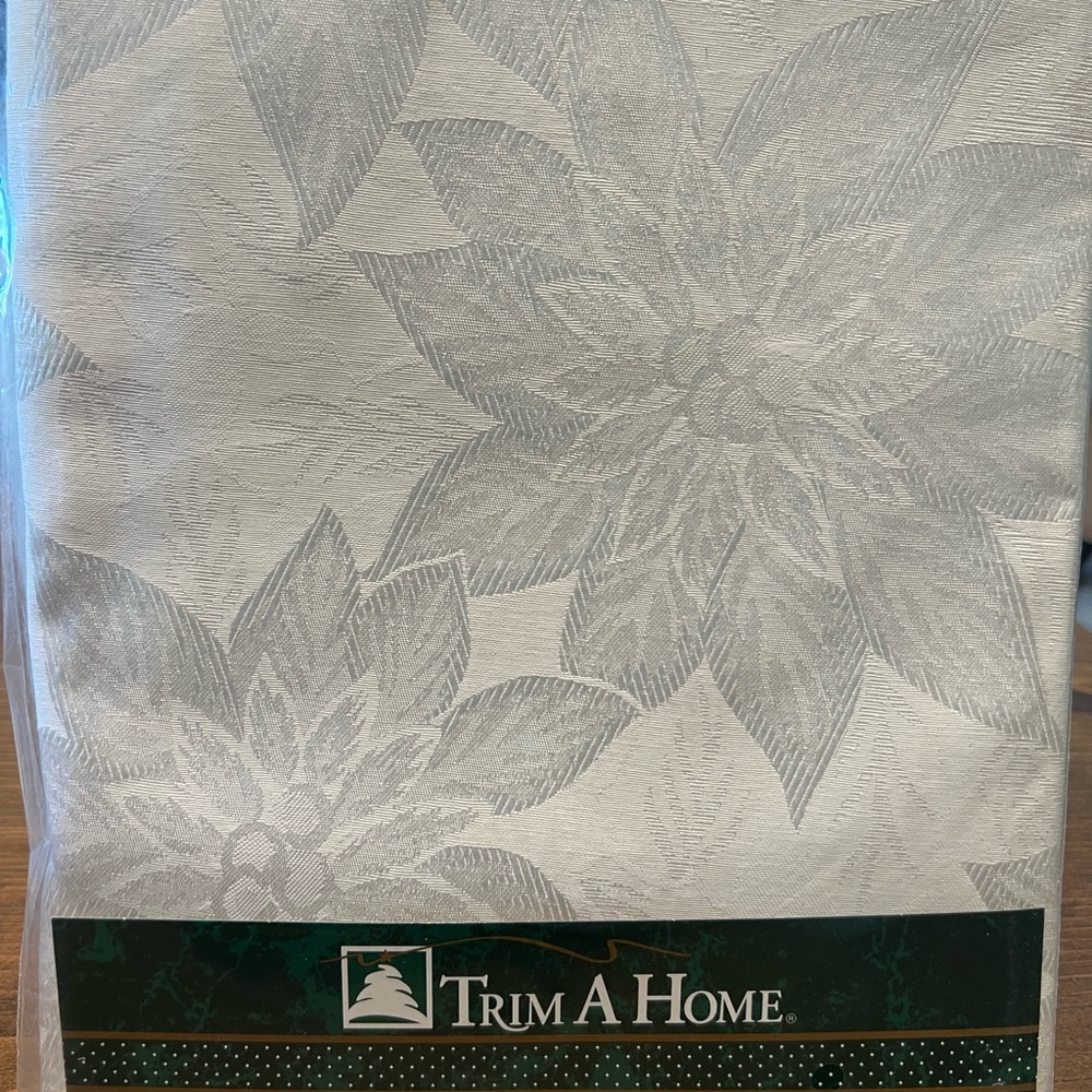 Trim A Home White Floral Oval Tablecloth